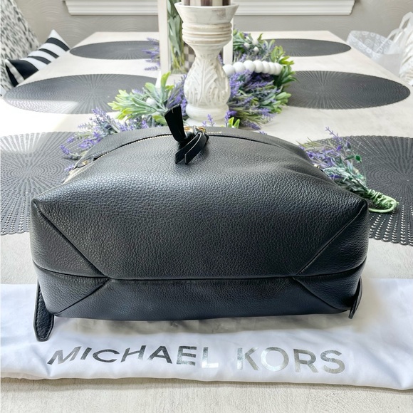 Michael Kors Backpack 🖤 - Picture 7 of 9